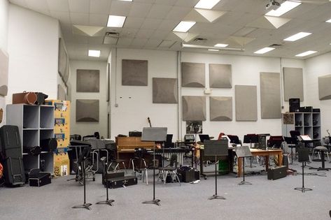 School Music Room Aesthetic, Band Room School, Band Room Ideas High School, Band Aesthetic High School, Band Room Decor, School Music Room, Band Room Ideas, Music Building, Post Backgrounds