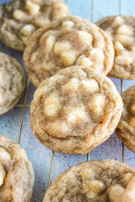 White Chocolate Snickerdoodle Cookies-white chocolate pudding cookies filled to the brim with white chocolate chips and rolled in cinnamon & sugar! Amazing! via: bakedinaz.com #cookies #snickerdoodle #dessert #whitechocolate #cinnamon #chocolate #treat Snickerdoodle Pudding, Cookies Videos, Cookies Snickerdoodle, Chocolate Snickerdoodles, Chocolate Pudding Cookies, Snickerdoodle Cookies Easy, Snickerdoodle Cookies, Pudding Cookies, Cookie Videos