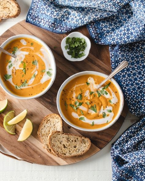 Curried Carrot & Coconut Soup Ramadan Soup Recipes, Saffron Soup, Carrot Coconut Soup, Curried Carrot Soup, Kale Pesto Pasta, Carrot Curry, Fennel Soup, Pan Chicken Fajitas, 30 Minute Dinners