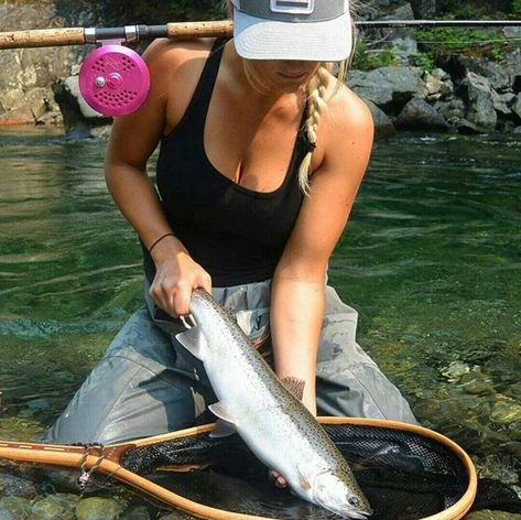 Fly Fishing Girls, Fishing For Beginners, Fly Fishing Tips, Bowfishing, Fishing Pictures, Fly Fishing Gear, Fishing Girls, Catching Fish, Fishing Life