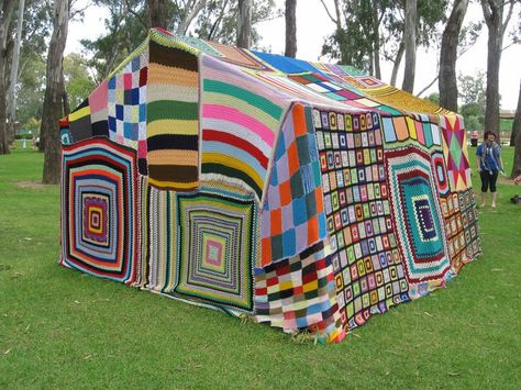 / Crochet Installation Art, Crochet Tent, Crochet Furniture, Art Au Crochet, Crazy Crochet, Kitsch Art, Crochet Garden, Crochet 101, Festival Art