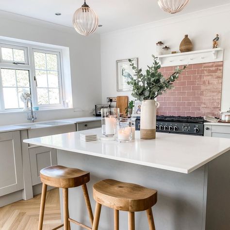 Rectangle Kitchen Layout, Slate Grey Kitchen, Pink And Grey Kitchen, Big Kitchen Ideas, Dove Grey Kitchen, Pink Kitchen Walls, Tiling Ideas, Howdens Kitchens, Kitchen Redesign