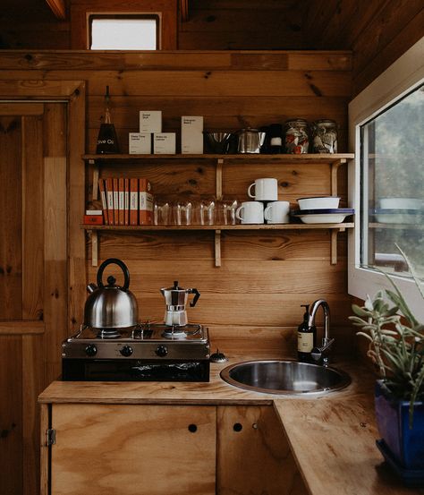 Paint Kitchen, Cabin Kitchens, Cabin Interiors, Casa Vintage, Little Cabin, Tiny Cabin, Island Kitchen, Tiny House Cabin, Small Cabin