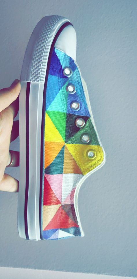 Hand Painted Canvas Shoes, Painted Canvas Shoes Ideas, Posca Shoe Art, Canvas Shoe Painting Ideas, Shoe Painting Ideas On Canvas, Decorated Shoes Diy, Shoe Art Diy, Hand Painted Shoes Diy, Easy Shoe Painting Ideas