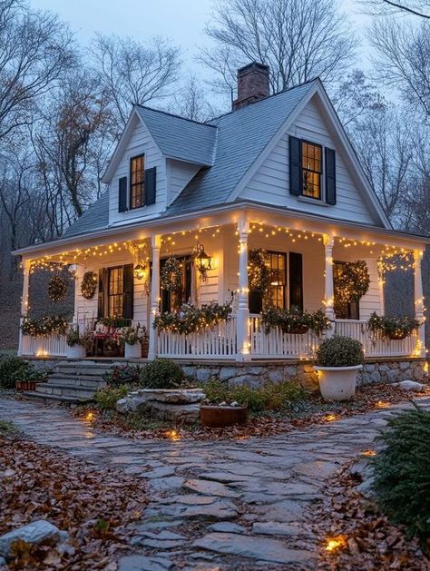 Classic Christmas House Exterior, Christmas Farmhouse Exterior, Christmas Cottage Exterior, House Christmas Decorations, 4th Of July Images, Cozy Love, July Images, Cute Farmhouse, Barn Houses