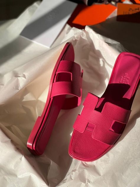 Dior Slippers, Pink Hermes, Hermes Slippers, Hermes Sandals, Heels Slippers, Hermes Style, Pretty Sandals, Shoes Heels Classy, Fashion Shoes Sandals