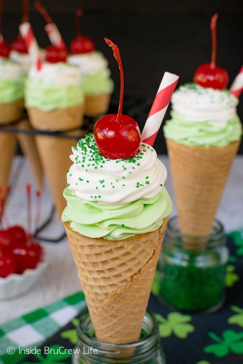 Cheesecake Cones, Waffle Cone Recipe, Cone Dessert, Mint Cheesecake, Cake In A Cone, Shamrock Shake, Quick Easy Desserts, Easy To Make Desserts, Easy No Bake Desserts