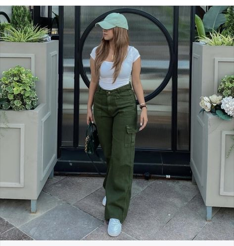 Cargo Jeans Outfit, Highwaist Jeans, Army Women, Cargo Pants Outfit, Jeans Cargo, Loose Jeans, Women Cargos, Green Pants, Casual Work Outfits