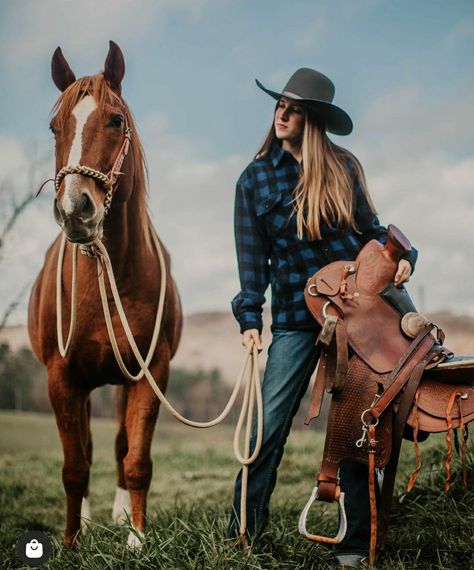 Senior Horse Photography, Cowgirl Senior Pictures, Western Photoshoot Ideas, Horse Photoshoot Ideas, Equine Photography Poses, Western Photo Shoots, Horse Senior Pictures, Cowgirl Photoshoot, Cute Senior Pictures