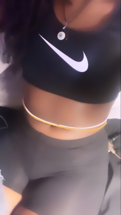 Arch Pictures Snap, Mirror Selfie Poses No Face Black, Arch Pics Snap Mirror No Face, Arch Back Pic Ideas, Body Mirror Pics No Face Snapchat, Fake Arch Pics, Arching Your Back Mood Pictures, Arch Pics Dark Skin, Bra Picture Ideas