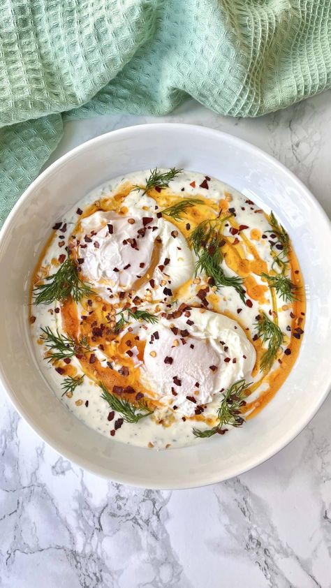 Turkish Eggs: a simple breakfast that makes for a balanced choice. Poached eggs on garlic yogurt with a spiced paprika melted butter Garlic Yogurt, Turkish Eggs, Spiced Butter, Turkish Breakfast, Simple Breakfast, Brunch Dishes, Yogurt Sauce, Desert Island, Butter Sauce