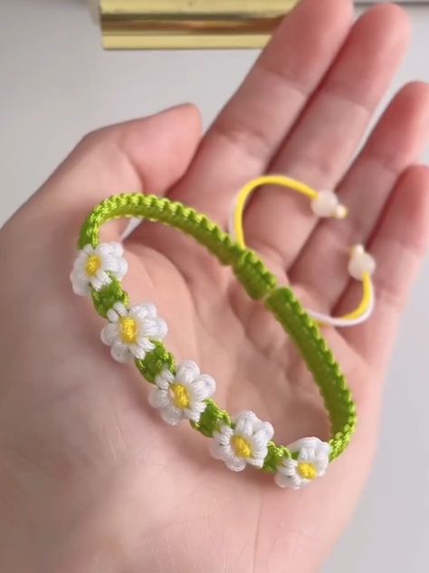 Hermosa pulsera de flores paso a paso, encantadora pulsera de hilo de seda | Hermosa pulsera de flores paso a paso, encantadora pulsera de hilo de seda, super hermosa y facil de hacer,quedate a ver paso a paso como podemos... | By Manualidades17 Braided String Bracelet, Macrame Bracelet Tutorial, Daisy Bracelet, Floral Bracelet, Braids With Weave, Diy Crafts Jewelry, String Bracelet, Macrame Bracelets, Bracelet Tutorial