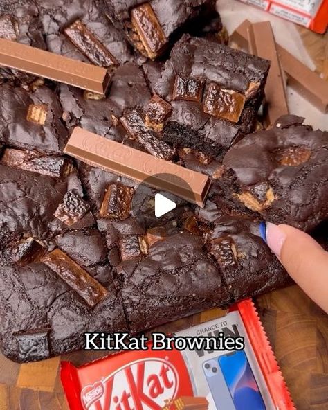 Brownies Cookie Dough, Strawberry Cheesecake Brownies, Cup Brownie, Eggless Brownie Recipe, Recipes Oreo, Compound Chocolate, Snicker Brownies, Fudgy Chocolate Brownies, Cookie Dough Brownies