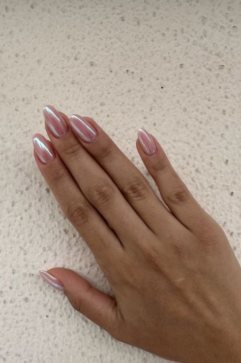 The famous hailey bieber nails 🎀 so clean and cute Soft Pink Pearl Nails, Pink Pearly Nail, Bridal Nails Simple Elegant, Pale Pink Pearl Nails, Peal Nail, Pearly Pink Nails, Pearl Pink Nails, Pink Pearl Nails, Pearly Nails