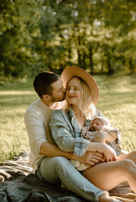 Outdoor Pictures With Newborn, Family Pics With Newborn Outside, Summer Newborn Family Pictures, Family Pics With Infant, Family Session With Newborn Outdoors, Newborn Photo Shoot Outside, Family Of 3 Photoshoot Newborn, Newborn Lifestyle Outdoors, Family Pictures With Newborn Outdoor