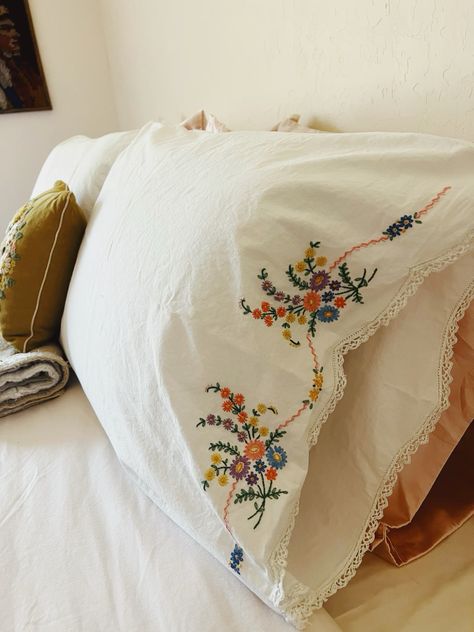 Pillow case• embroidered pillow case• vintage Embroidered Pillowcases Ideas, Diy Embroidered Pillow, Vintage Embroidered Pillowcases, Pillowcase Embroidery, Embroidery Pillow Case, Pillow Case Embroidery, Embroidered Pillow Cases, Embroidered Things, Embroidered Pillow Case