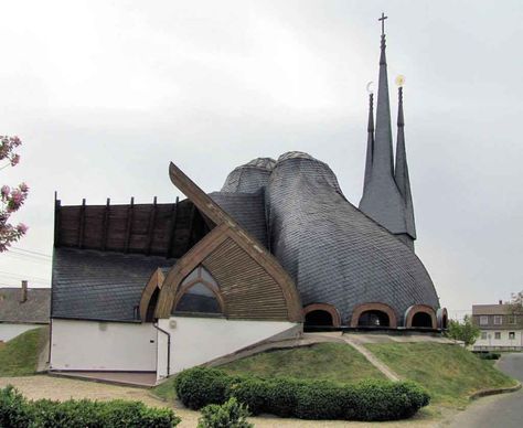 The Holy Spirit Catholic Church, Hungary - by KovacsDaniel/Wikimedia Organic Building, Rebuilding The Temple, Temple Of Heaven, Sacred Architecture, Valley Of The Kings, Grand Mosque, Structure Architecture, Organic Architecture, Roman Catholic Church