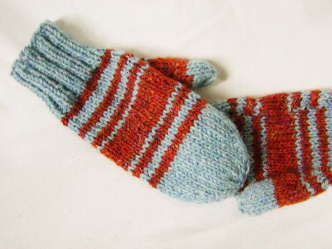 knit - Tweedy Mittens pattern by Midnight Knitter - FREE knitting and crochet patterns Striped Mittens Knitting Pattern, Knit Mittens Free Pattern In The Round, Crochet Mittens For Men, Kids Mittens Knit, Sock Ideas, Latvian Mittens, Mitten Pattern, Toddler Mittens, Crochet Mittens Pattern