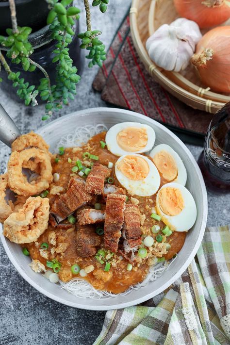 Copycat Palabok d'e Tisoy - Embark on a culinary journey in Quiapo’s bustling food scene! 🍜 Palabok d’e Tisoy takes street food to new heights with its unique blend of flavours. Join me in savouring the best Quiapo has to offer! #QuiapoEats #StreetFoodAdventures. Explore Quiapo’s foodie haven with Palabok d’e Tisoy— a twist on the... Sotanghon Soup, Dragon Fruit Juice, Lechon Kawali, Fried Garlic, Food Innovation, Filipino Cuisine, Back Ribs, Smoked Fish, Food Is Good