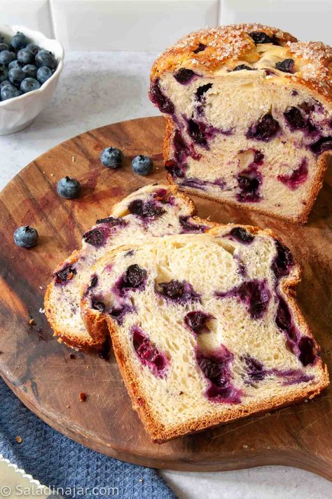 See all those messy blueberries inside the bread? They melt as the bread bakes. It will remind you of the freshest blueberry preserves imaginable on cake-like bread. Sweet, but not too sweet. Sally Lunn Bread, Bread Machine Recipes Sweet, Blueberry Preserves, Easy Bread Machine Recipes, Best Bread Machine, Bread Sweet, Bread Maker Recipes, Blueberry Bread, Salad In A Jar