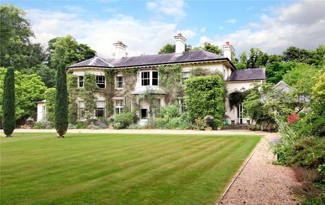 Fine Dining Room, English Houses, Henley On Thames, Mansions Luxury, Backyard Inspo, English Country House, City Apartment, Cool Countries, Houses For Sale