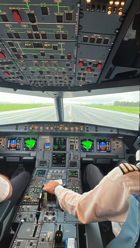 Airbus A380 Cockpit, Airplane Cockpit, Pilot Career, Aviation Education, Student Pilot, Airplane Wallpaper, Pilots Aviation, Airplane Photography, Aircraft Interiors