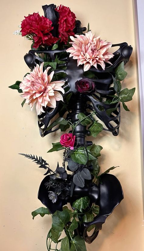 Diy Home Decor Goth, Spooky Decor Diy, Goth Home Decor Diy, Gothic Decor Diy, Diy Gothic Decor Crafts, Goth Decor Diy, Spooky Crafts, House Crafts, Goth Home