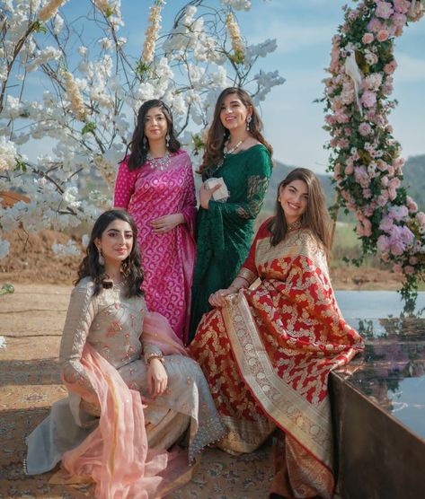 Poses For 4 Sisters, Traditional Poses For Cousins, Photoshoot Ideas For Cousins, Saree Poses With 3 Friends, Traditional Group Photoshoot, 4 Sisters Photography, Saree Group Poses, Poses For 3 Sisters In Saree, Poses For Sisters In Traditional