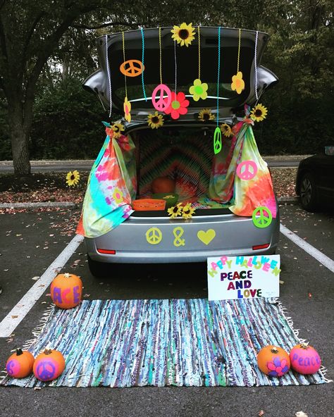 Hippie trunk or treat Hippie Trunk Or Treat, Halloween Car Decorations, Trunker Treat Ideas, Trunk Or Treat Ideas, Hippie Halloween, Hallowen Ideas, Halloween Treats For Kids, Hallowen Costume, Halloween Goodies