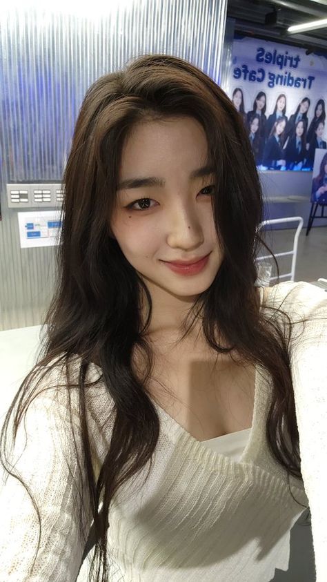 PARK SOHYUN UPDATES on Twitter: "sohyun's selcas at trading cafe 🥰 https://t.co/hSzfAJwnjR" / Twitter Triples Sohyun, Light Movie, Hair Gif, Long Time Ago, Summer Hats, Bias Wrecker, Face Claims, South Korean Girls, Her Hair