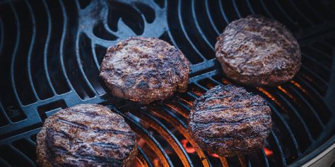 Grilling Burgers Charcoal, Weber Charcoal Grill Recipes, Grilled Ribs Charcoal, Charcoal Burger, Grilled Hamburgers, Charcoal Grill Recipes, Weber Recipes, Grilled Cheese Burger, Bbq Hamburgers