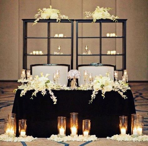 Black and white sweet heart table decor White Wedding Table Setting, White Table Settings, Black And White Wedding Theme, Head Table Wedding, Sweetheart Table Wedding, Black Gold Wedding, Black And Gold Wedding, Head Tables, White Wedding Theme