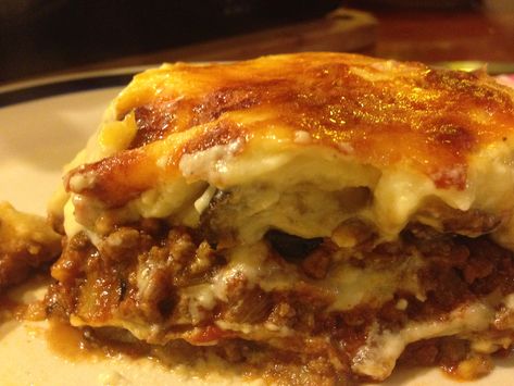 Easy Moussaka Recipe, Traditional Greek Moussaka Recipe, Moussaka Recipe Easy, Greek Moussaka Recipe, Greek Moussaka, Mediterranean Recipe, Zucchini Aubergine, Moussaka Recipe, Meat Sauce Recipes