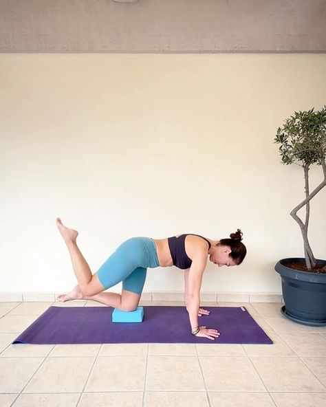 @sonia.m_pilates on Instagram: "Full Body Yoga Block Workout 👍   You MUST try this total body series to strengthen your core, obliques, arms and glutes in a fun and effective way! 🥰  Grab a block and perform each exercise 8-12 reps each side!   ‼️ SAVE it and let me know how it was!   I wish you all a fantastic new week! 😘  #pilateslovers #pilatesinstructor #pilatesinspiration #pilatesmat #pilatesabs #corestrength #pilatesathome #pilatesfit #homeworkouts #matpilates #yogablocks #fullbodyworkouts #pilateseveryday #pilatesstrong #absworkout #obliques #plank #lowimpact" Yoga Block Stretches, Block Workout, Yoga Blocks Exercises, Full Body Yoga, Pilates At Home, Strengthen Your Core, Yoga Workouts, Pilates Instructor, Easy Yoga Workouts