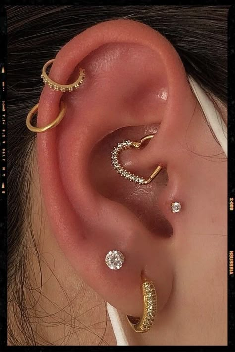 Pearcing Ideas Ears, Ear Piercings Women Aesthetic, Traigas Piercing, Ear Layout Ideas, Taurus Ear Piercing, Earrings Piercings Ideas, Wedding Ear Piercings, Piercings Ideas Ear, Ear Pirsing Ideas