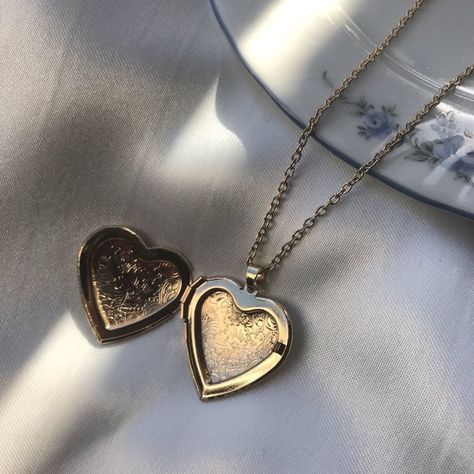 The Bling Ring, Diamond Bar Necklace, Locket Pendant Necklace, Diamond Bar, Heart Locket, Pendant Gold, Dream Jewelry, Simple Necklace, Pretty Jewellery