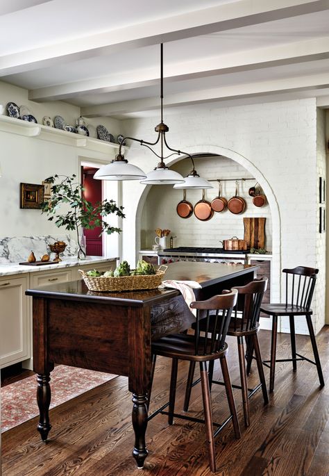 High Top Kitchen Island, Cottage Kitchen Inspiration, Unfitted Kitchen, Georgian Revival, Cozy Eclectic, Traditional Style Kitchen, Georgian Style Homes, Modern Colonial, Classic Kitchens