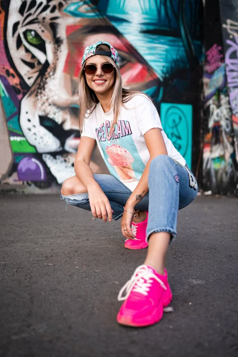 Grafitti Portrait Photography, Graffiti Wall Poses, Senior Photos With Graffiti, Graffiti Poses Photo Shoot, Grafitti Photo Shoot, Senior Picture Ideas Graffiti Wall, Graffiti Wall Photoshoot Ideas, Grafiti Photoshoot, Wall Photoshoot Poses