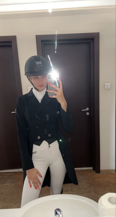 #equestrian #horse #spooks #dressage Equestrian Competition Outfit, Modest Horse Riding Outfit, Equisterian Fashion, Horse Competition Outfit, Winter Riding Outfits, Dressage Aesthetic, Horse Rider Outfit, Dressage Outfit, Dressage Competition