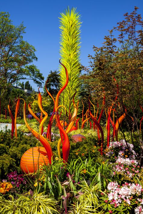 Chihuly Garden and Glass in Seattle contains one of the most comprehensive permanent collections representing the artists’ 50-year career. Outdoor Exhibition, Chihuly Garden, Seattle Center, Seattle Usa, Painted Glass Art, Seattle Art, Meteor Garden 2018, Dale Chihuly, Magic Garden