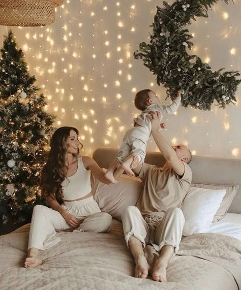 Life Style Christmas Photos, Indoor Holiday Mini Sessions, Christmas 2023 Photoshoot, Christmas Photoshoot On Bed, Neutral Christmas Photos Family Indoor, Christmas Mini Session Ideas Indoor Bed, Bedroom Christmas Photoshoot, Christmas Photo At Home, Christmas Photos In Bed