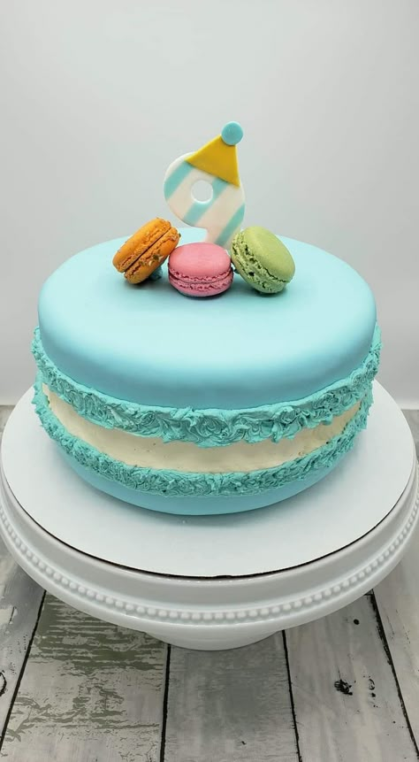 Macaroons Birthday Cake, Big Macaron, Cake And Macarons, Macaroon Cakes, Birthday Cake Macarons Decoration, Macaroon Birthday Cake, Cake With Macarons On Top, Teen Girl Cakes, Birthday Cake For Wife