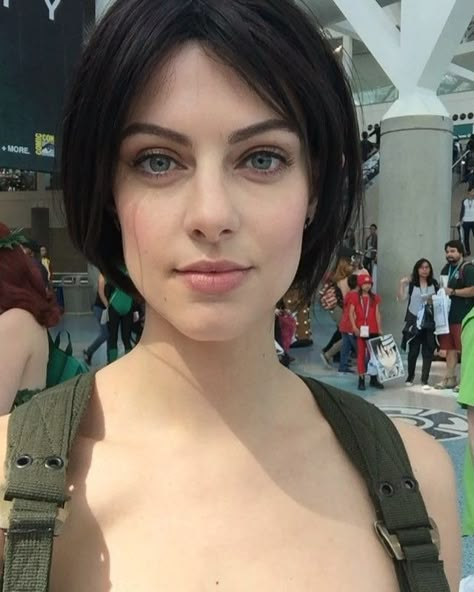 Julia Voth Jill, Jill Valentine Haircut, Jill Valentine Cosplay, Julia Voth, Resident Evil Cosplay, Sienna Guillory, Valentine Resident Evil, Resident Evil Girl, Resident Evil Collection