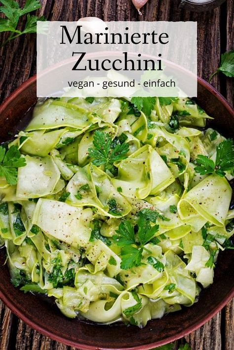 Rezept für vegane marinierte Zucchini. Schnell und einfach gemacht. #vegan #vegankochen #Zucchini #Salat #einfach #lecker Zucchini Salat, Zucchini Vegan, Sauce Hollandaise, Knitting Toys, Bbq Party, Salad Dressing, Dipping Sauce, Raw Food Recipes, Lettuce