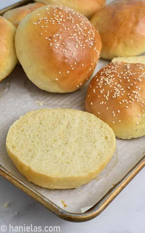 Buns Bread Machine, Easy Hot Cross Buns, Hot Cross Buns Recipe Easy, Baked Hamburgers, Buns Recipe Easy, Hamburger Rolls, Potato Buns, Cross Buns Recipe, Almond Shortbread