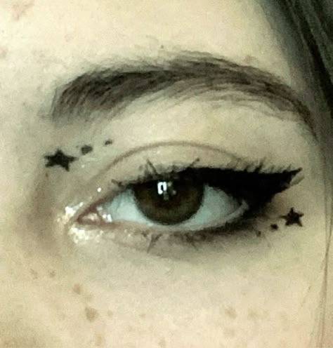 Eyeliner Inspo, Funky Makeup, Eyeliner Ideas, Punk Makeup, Cute Eye Makeup, Halloween Makeup Inspiration, Swag Makeup, Star Makeup, Easy Makeup Tutorial