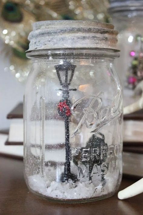 90 Pretty Mason Jar Snow Globe for Your Winter Ornament - Matchness.com Jar Decoration Ideas, Snow Globe Mason Jar, Easy Mason Jar Crafts, Christmas Mason Jars Diy, Jul Diy, Mason Jar Projects, Diy Snow Globe, Winter Ornaments, Christmas Mason Jars