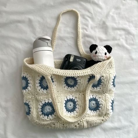 Summer Crochet Bag, Summer Bags Crochet, Poncho Crochet, Quick Crochet Patterns, Crochet Market Bag, Crochet Clothing And Accessories, Crochet Handbags Patterns, Crochet Stitches For Beginners, Crochet Fashion Patterns