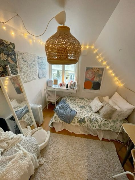 Ten Bedroom Ideas, Non Basic Room Ideas, Cozy Beachy Bedroom, Cluttered Room Ideas, Uni Bedroom Ideas Uk, Room With Small Window, 2 Person Bedroom Ideas, Summer Room Inspiration, Full Bedroom Ideas