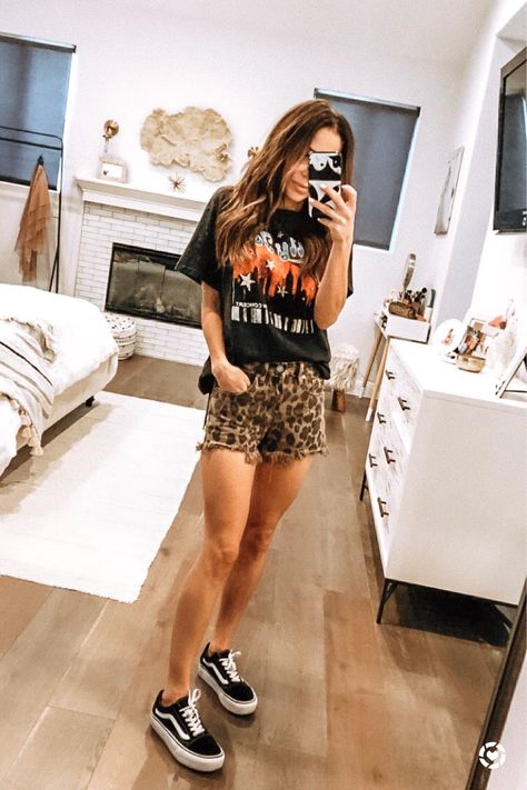 Leopard Vans Outfit, Allyson Core, Leopard Jeans Outfit, Leopard Pants Outfit, Look Short Jeans, Cheetah Clothes, Dresses With Vans, Leopard Jeans, Vans Outfit